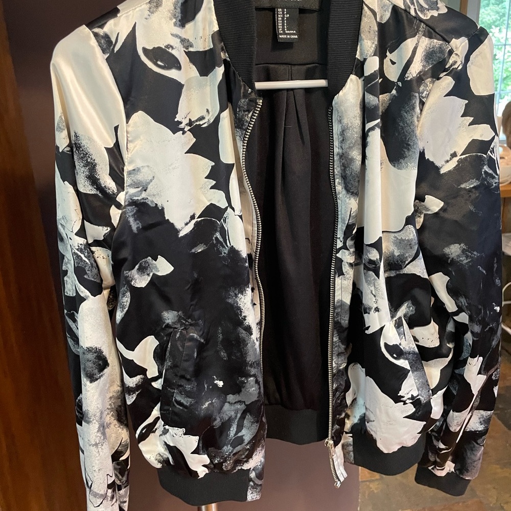 Floral Black and White Women's Zippered Top